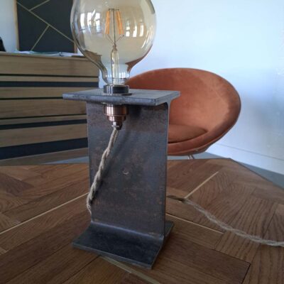Lampe faite à base d’un IPN effet rouillé, verni