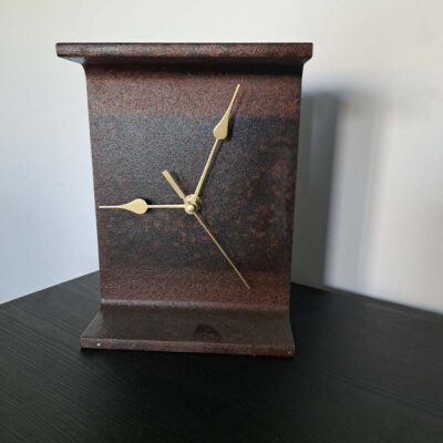Horloge faite à base d’un IPN effet rouillé, vernis.