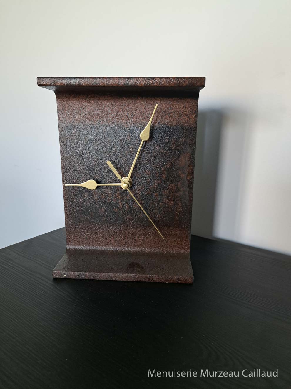 Horloge faite à base d’un IPN effet rouillé, vernis.